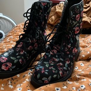 HOT TOPIC: Floral skull boots (6w US)